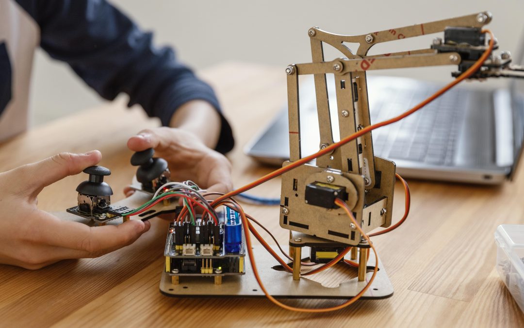 La Junta formaliza un contrato de 3,1 millones para dotar de robótica educativa a centros de Astorga, La Bañeza y comarcas