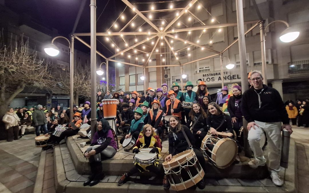La Bañeza vibra con 70 percusionistas en el “Bañetucada Friends”