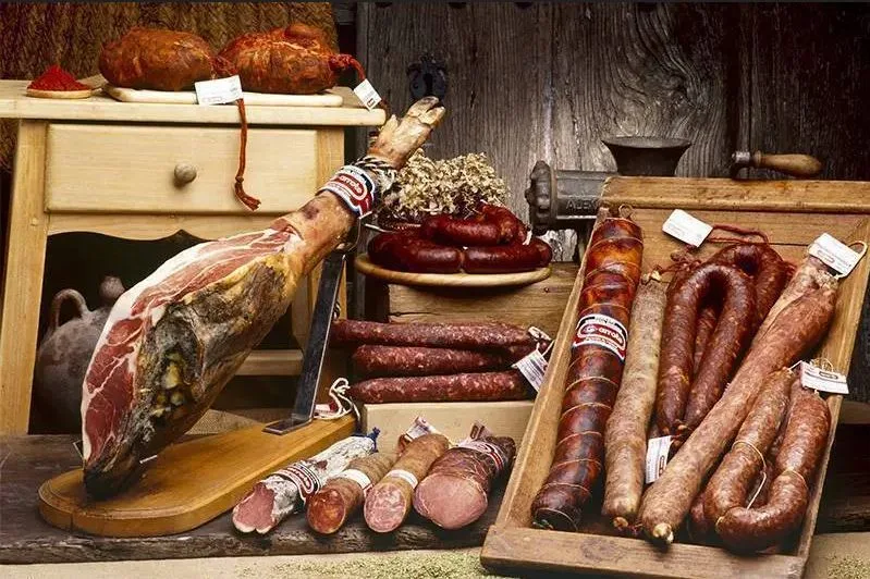 El embutido y salazón de Astorga, El Bierzo y Laciana viajan ya con Correos a toda la península