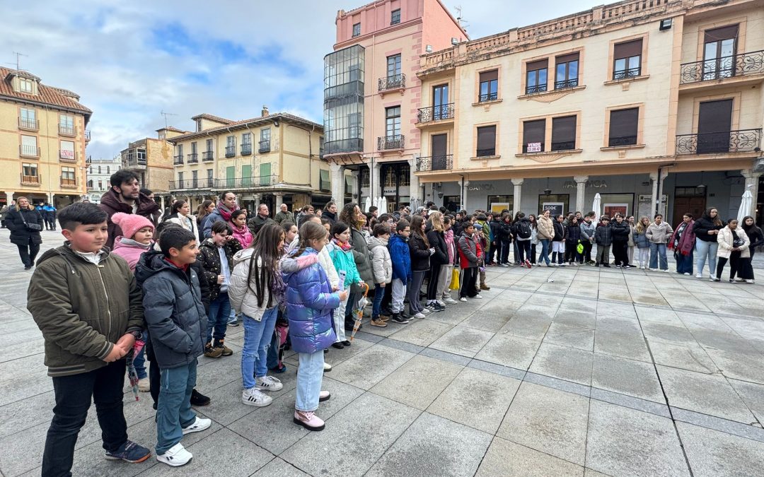 Escolares de Astorga se movilizan contra el hambre en un acto de Manos Unidas