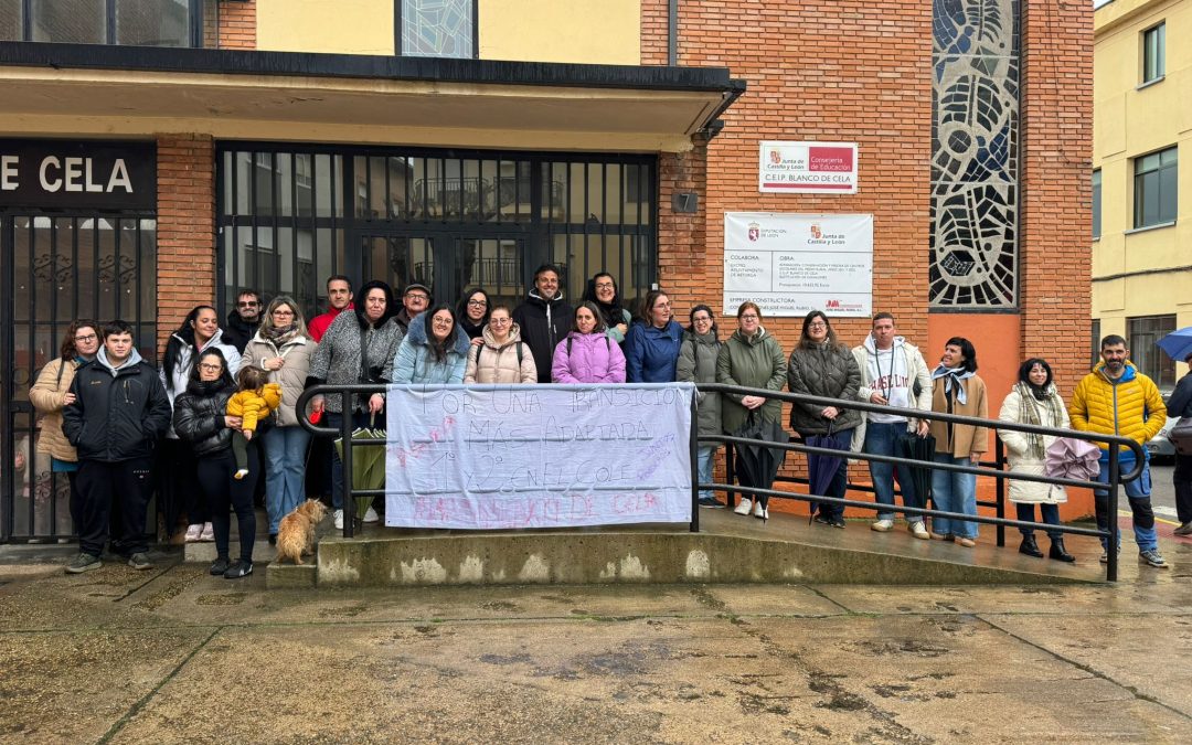 El AMPA del Blanco de Cela se concentra en Astorga para pedir que 1º y 2º de la ESO puedan cursarse en los colegios