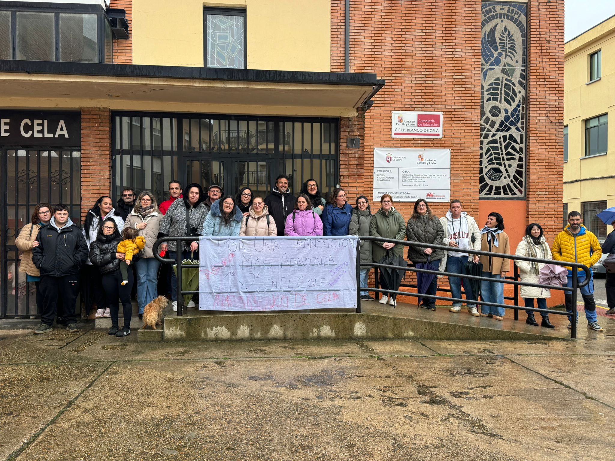 El AMPA del Blanco de Cela se concentra en Astorga para pedir que 1º y 2º de la ESO puedan cursarse en los colegios