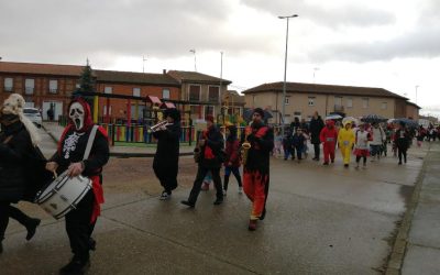 Niños y adultos protagonizan el carnaval de Santa Marina del Rey