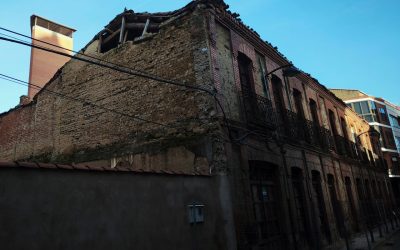Vecinos de Manuel Gullón y Alonso Garrote denuncian “indefensión y riesgo real” por el estado de un edificio declarado en ruina