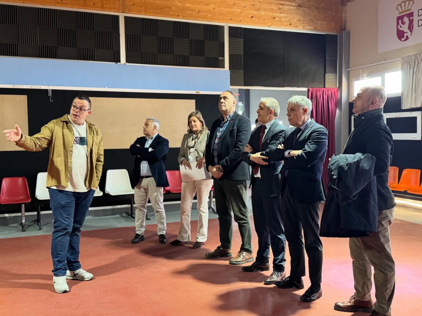 Riego de la Vega presenta el programa de desfibriladores que llegarán a 53 municipios de menos de 2.000 habitantes