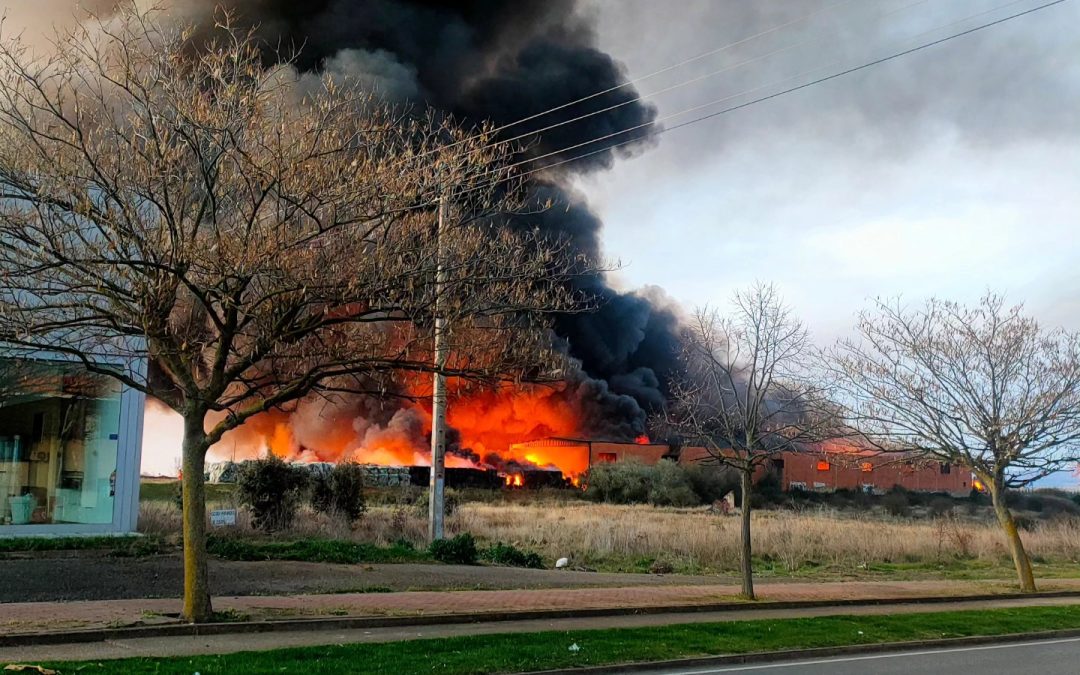 Un incendio en un almacén de plástico alarma a los vecinos en La Bañeza
