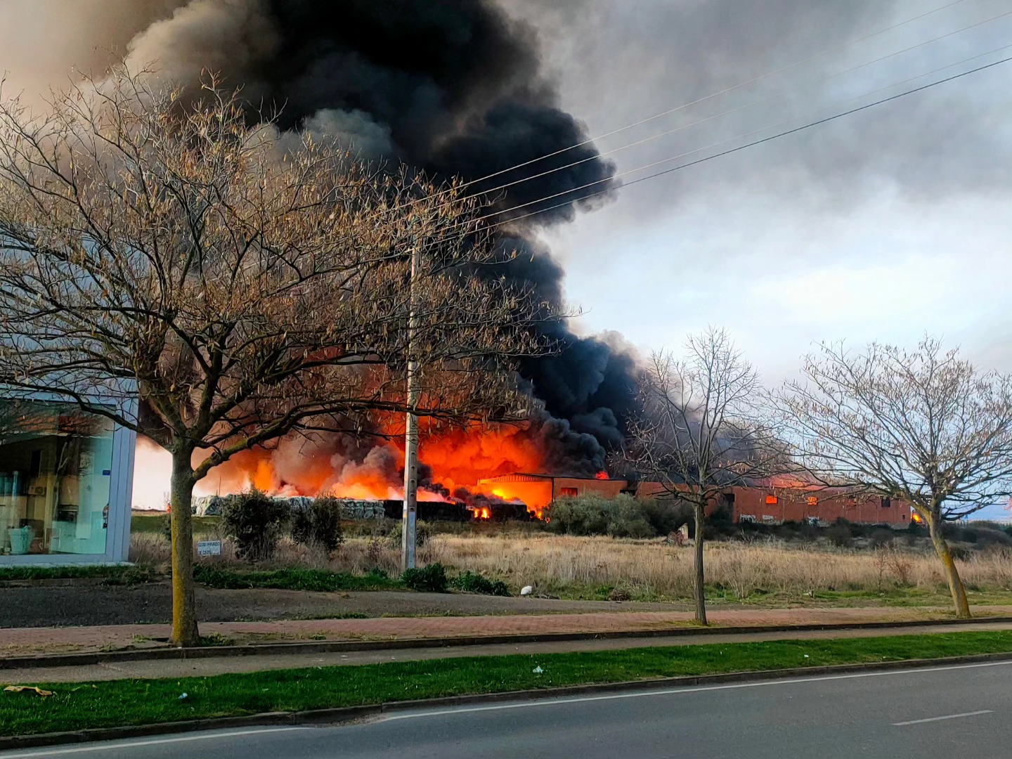 Un incendio en un almacén de plástico alarma a los vecinos en La Bañeza