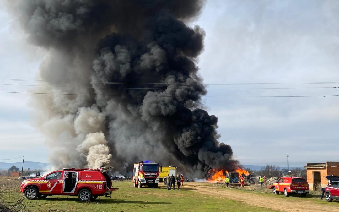 La Junta activa la situación 1 de emergencias por el incendio de una nave industrial en La Bañeza