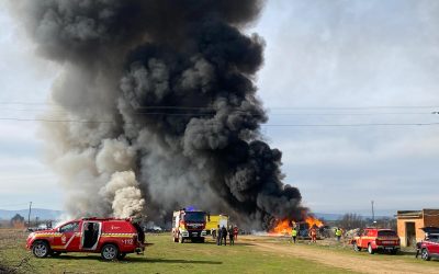 La Junta declara el final de la emergencia ante la evolución favorable del incendio de una nave en La Bañeza
