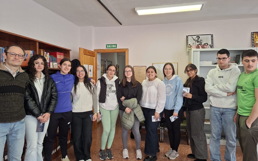 Los alumnos del IES Ornia se acercan al archivo histórico de La Bañeza en una visita educativa