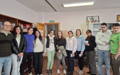Los alumnos del IES Ornia se acercan al archivo histórico de La Bañeza en una visita educativa