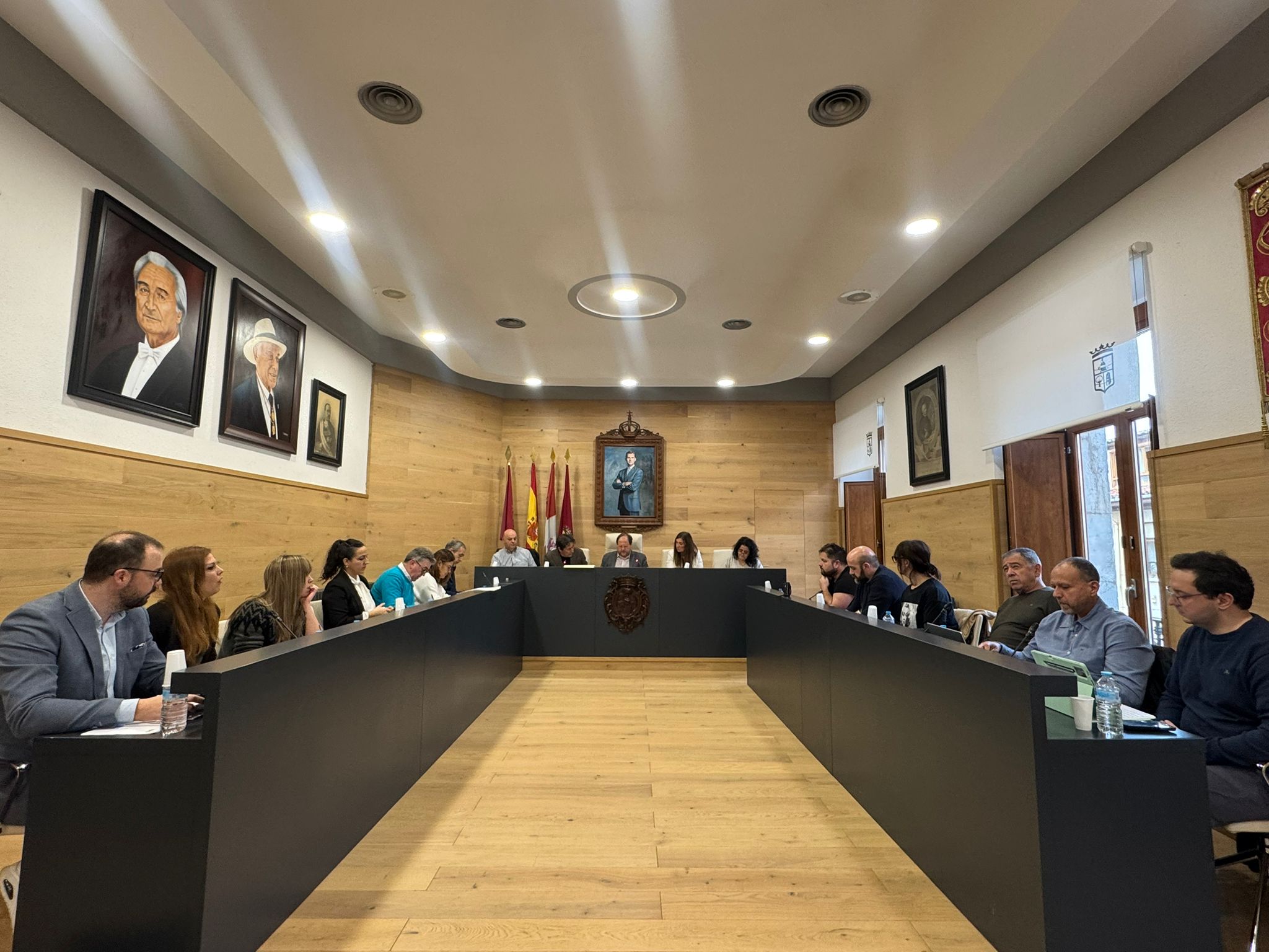 El pleno aprueba pagar cerca de 900.000 euros en facturas pendientes a proveedores en La Bañeza