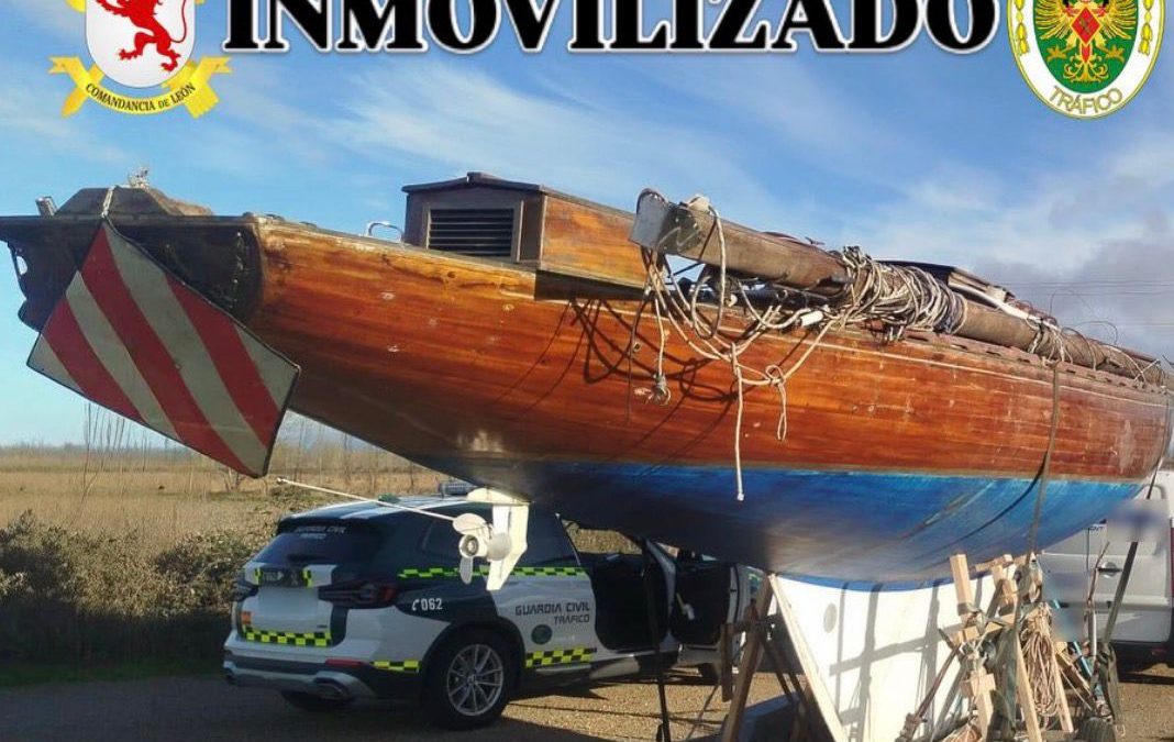 La Guardia Civil inmoviliza en Astorga el transporte de una embarcación que triplicaba el peso permitido