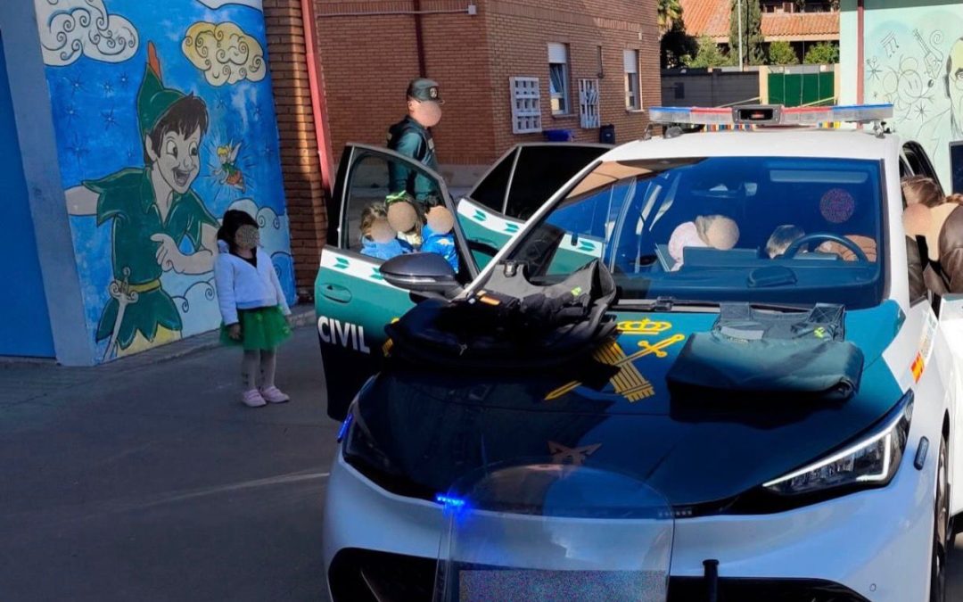 La Guardia Civil acerca sus medios a los escolares del San José de Calasanz de La Bañeza