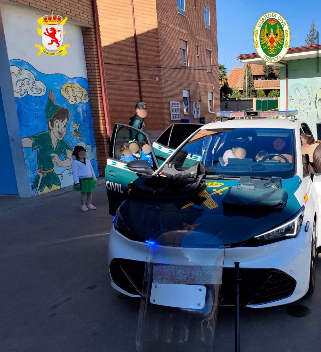 La Guardia Civil acerca sus medios a los escolares del San José de Calasanz de La Bañeza