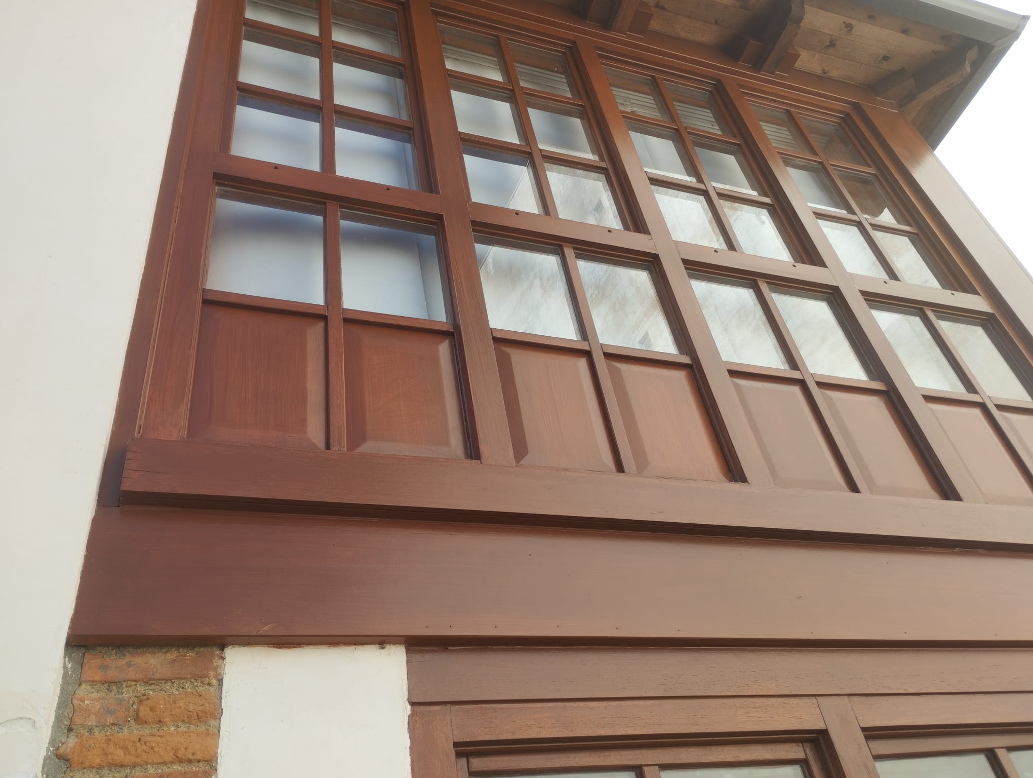 Avanzan los trabajos de reparación de las carpinterías exteriores de madera de la Casa Panero