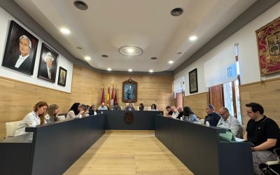 La Bañeza aprueba la moción que condena como transfóbica la agresión del fin de semana, con el voto en contra de Vox y la abstención del PP y Cs