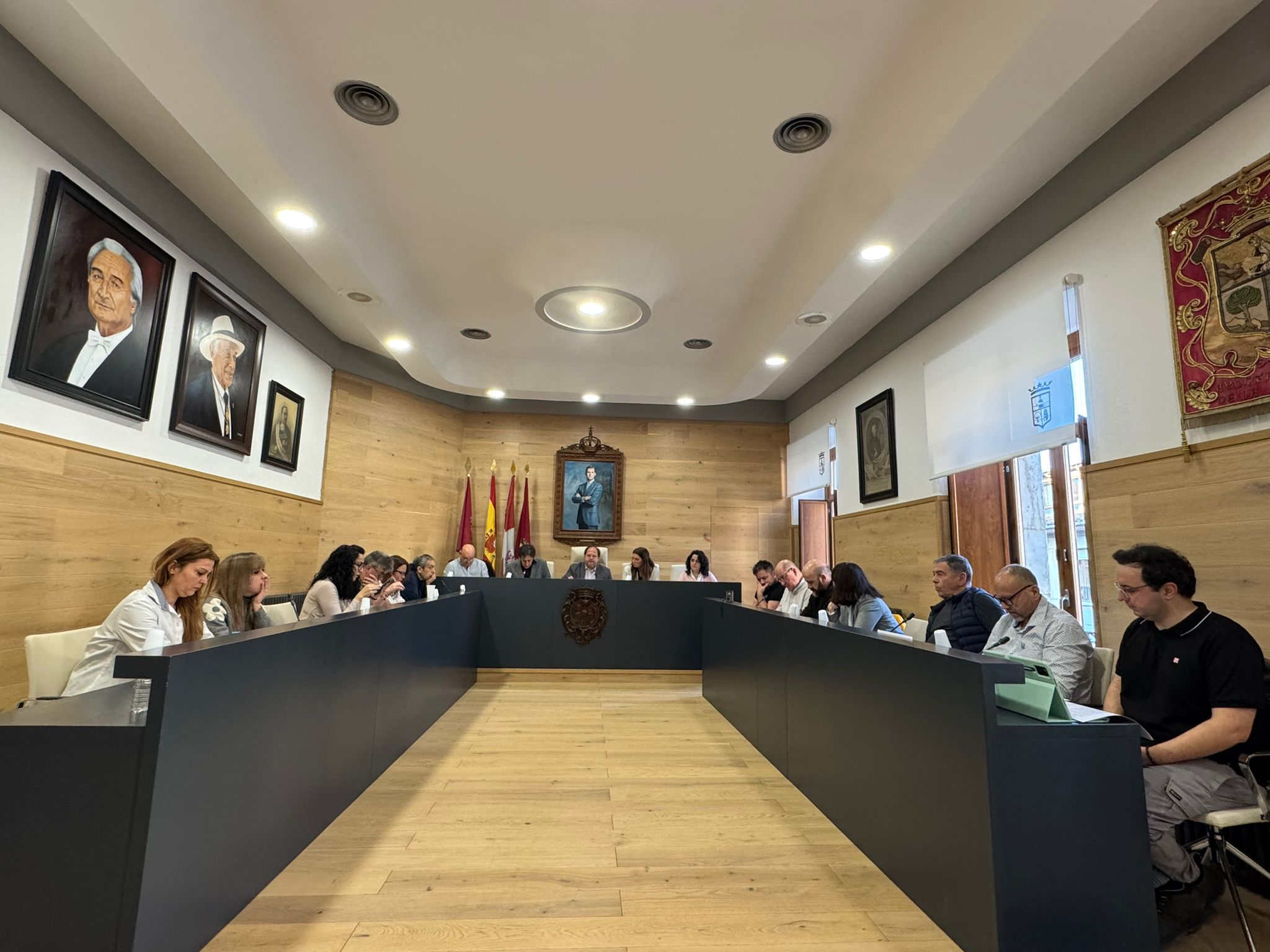 La Bañeza aprueba la moción que condena como transfóbica la agresión del fin de semana, con el voto en contra de Vox y la abstención del PP y Cs