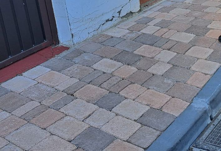 La Bañeza renueva aceras y alumbrado en la calle República del Salvador con una inversión de 35.000 euros