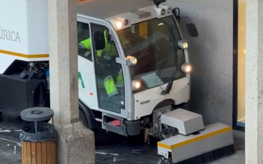 Astorga intensifica la limpieza en plazas, parques y terrazas antes de Semana Santa