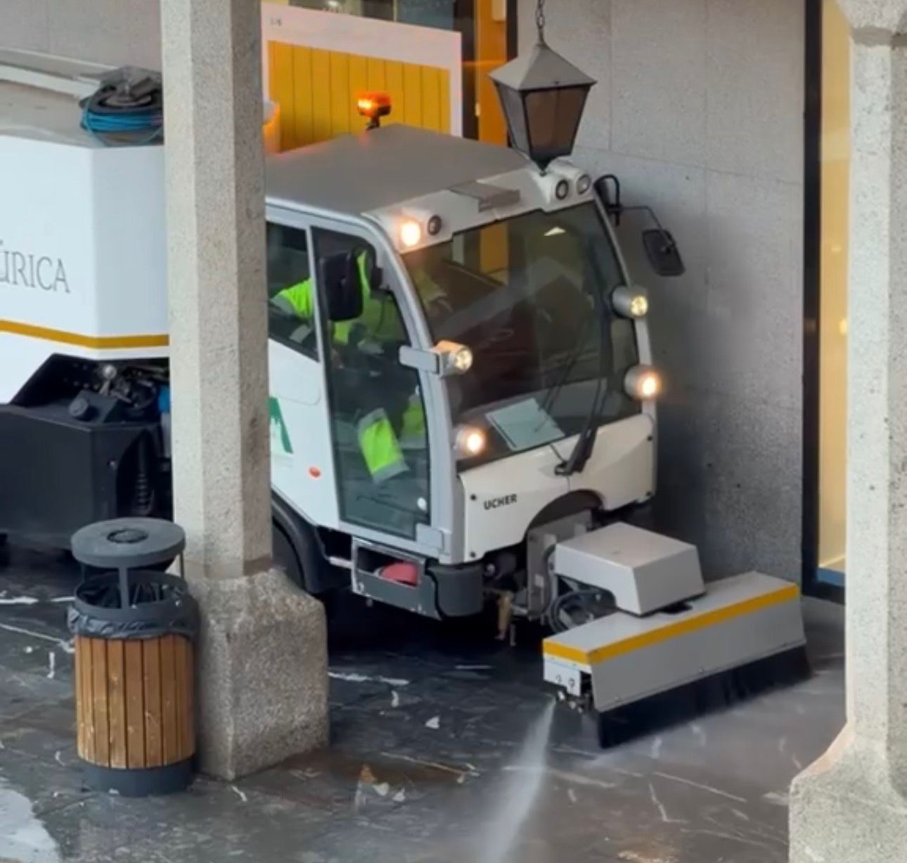 Astorga intensifica la limpieza en plazas, parques y terrazas antes de Semana Santa
