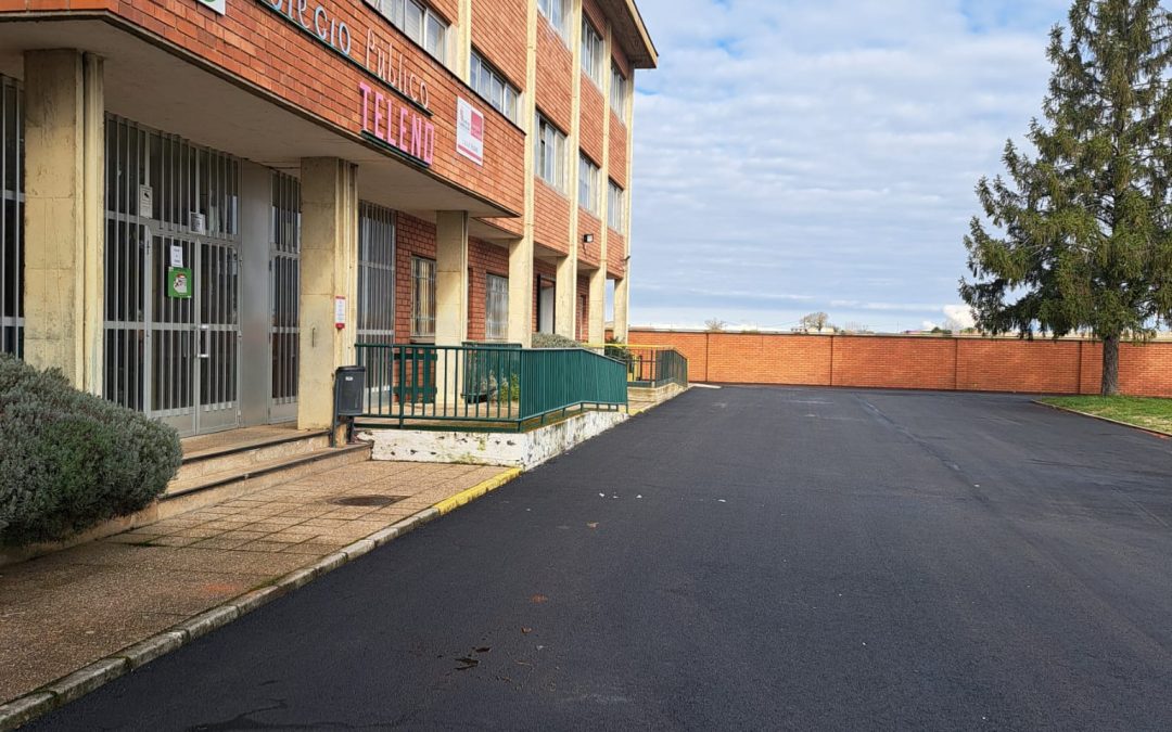 La Bañeza asfalta el patio del Colegio Público Teleno y mejora los accesos en la calle Santa Elena