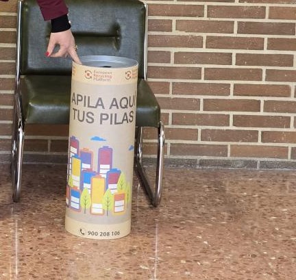 La Bañeza refuerza la gestión de residuos con nuevos puntos de recogida de pilas y baterías en edificios municipales