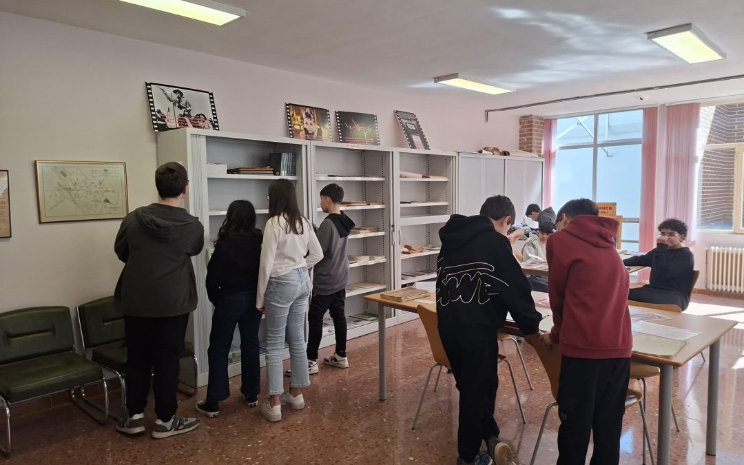 Alumnos del IES Ornia visitan el Archivo Histórico Municipal de La Bañeza para conocer su funcionamiento