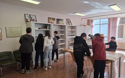 Alumnos del IES Ornia visitan el Archivo Histórico Municipal de La Bañeza para conocer su funcionamiento