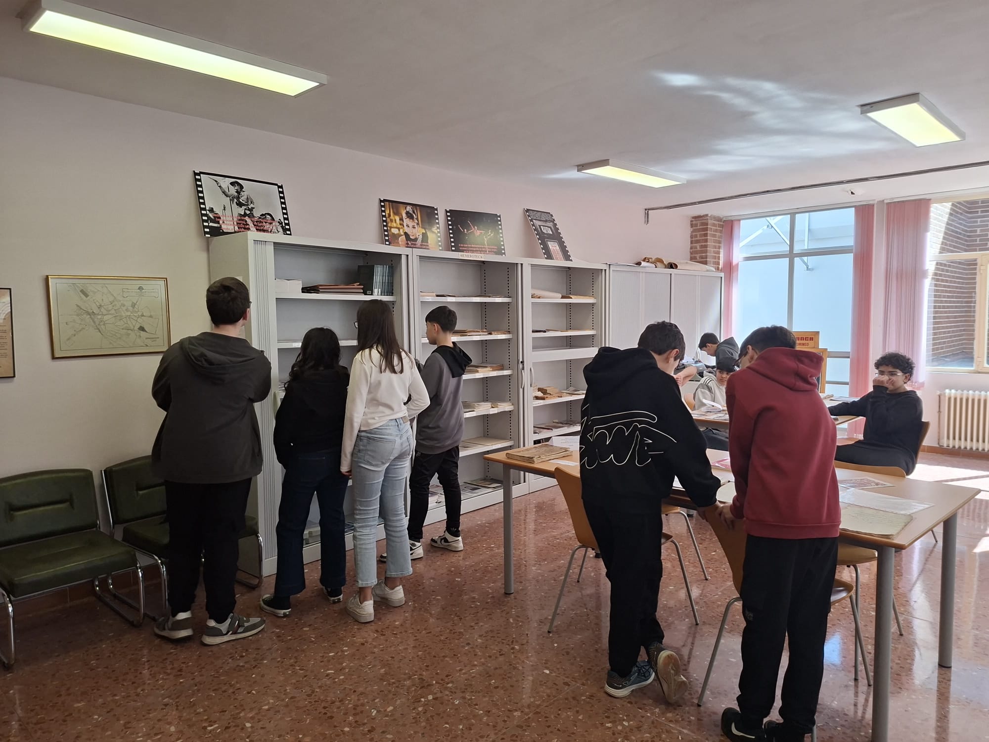 Alumnos del IES Ornia visitan el Archivo Histórico Municipal de La Bañeza para conocer su funcionamiento