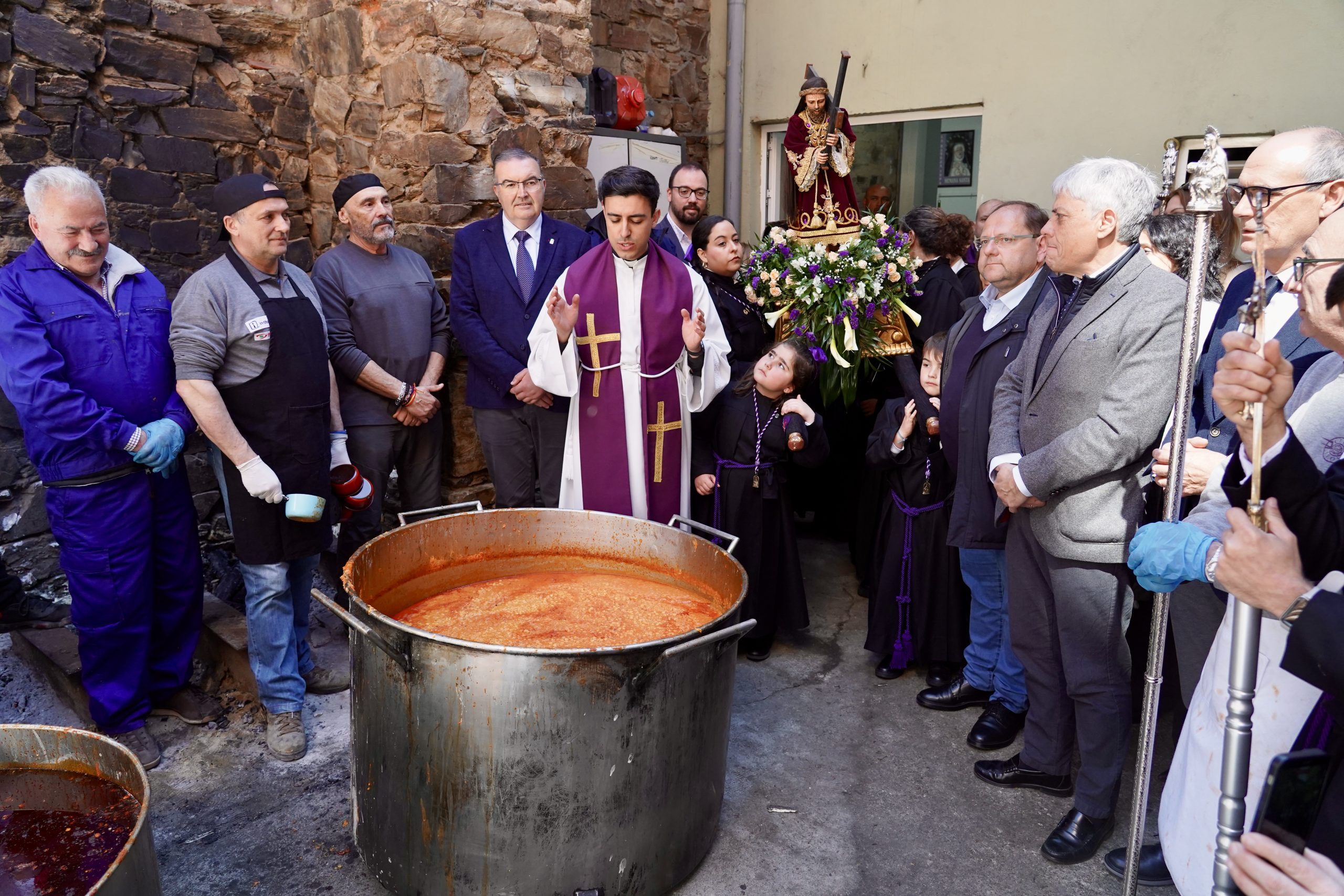 El Santo Potajero llena de tradición y sabor las calles de La Bañeza (León)