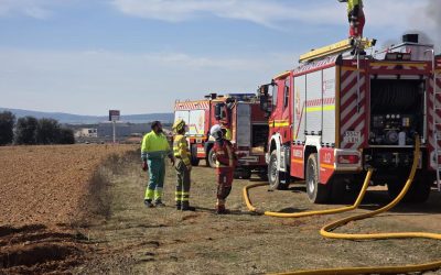 Los bomberos vuelven a intervenir para extinguir el incendio del almacén de plástico que se reactiva después de un mes en La Bañeza