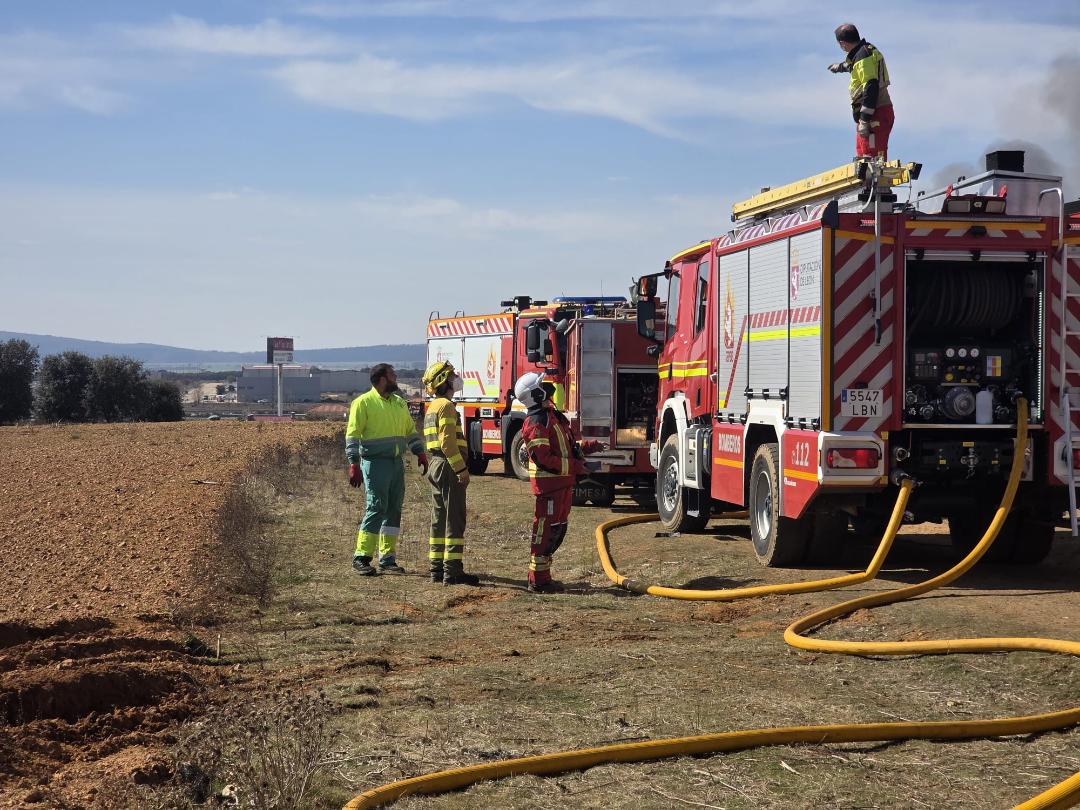 Los bomberos vuelven a intervenir para extinguir el incendio del almacén de plástico que se reactiva después de un mes en La Bañeza