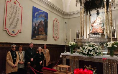 El camarín de la Virgen de los Dolores estrena dos grandes placas conmemorativas de la coronación