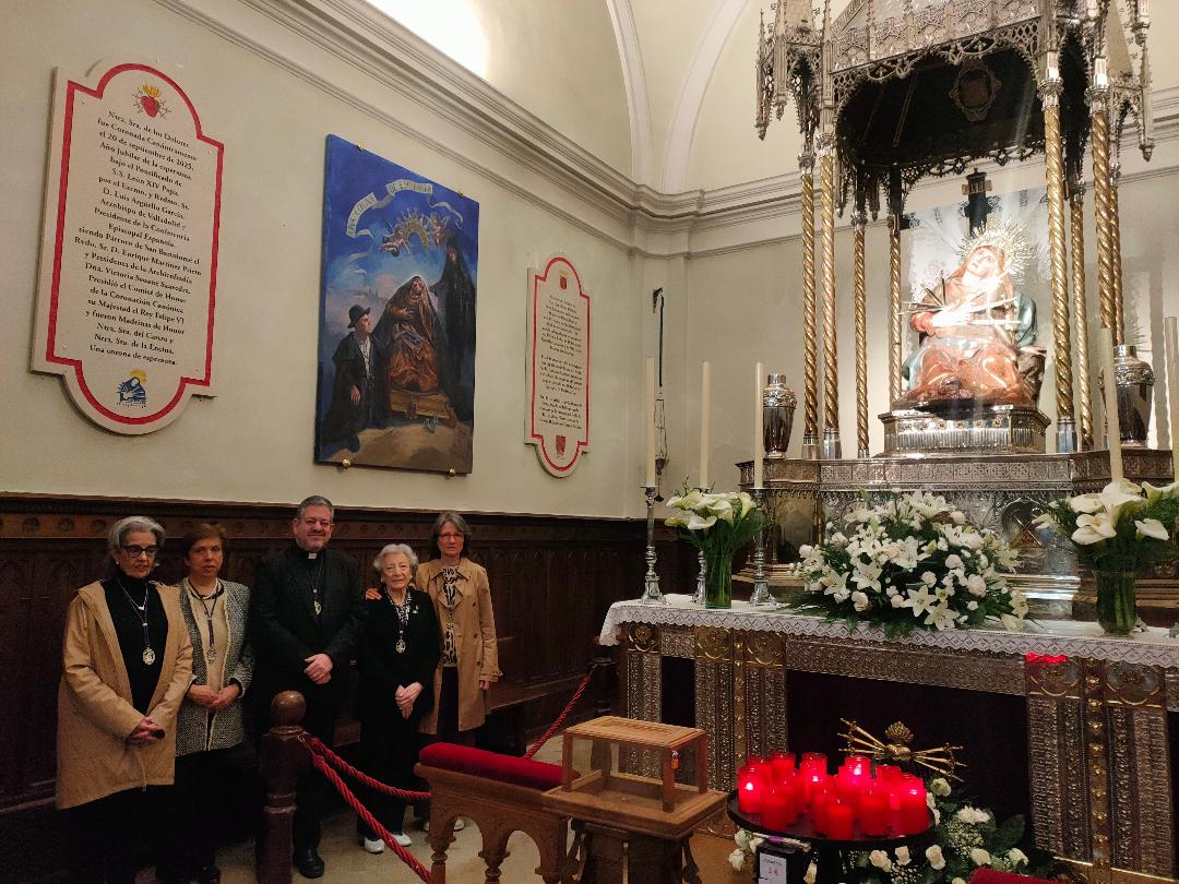 El camarín de la Virgen de los Dolores estrena dos grandes placas conmemorativas de la coronación