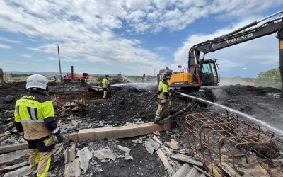 Tres dotaciones de los bomberos de la Diputación de León trabajan en la extinción total del incendio de una nave industrial de La Bañeza