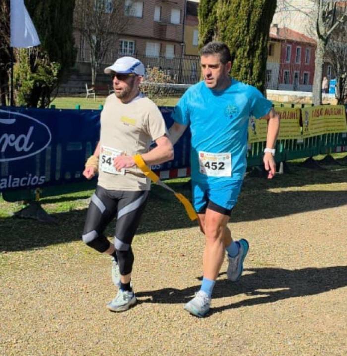 El Ayuntamiento de La Bañeza reconoce la superación personal y trayectoria ejemplar de Marcos Bas Fernández