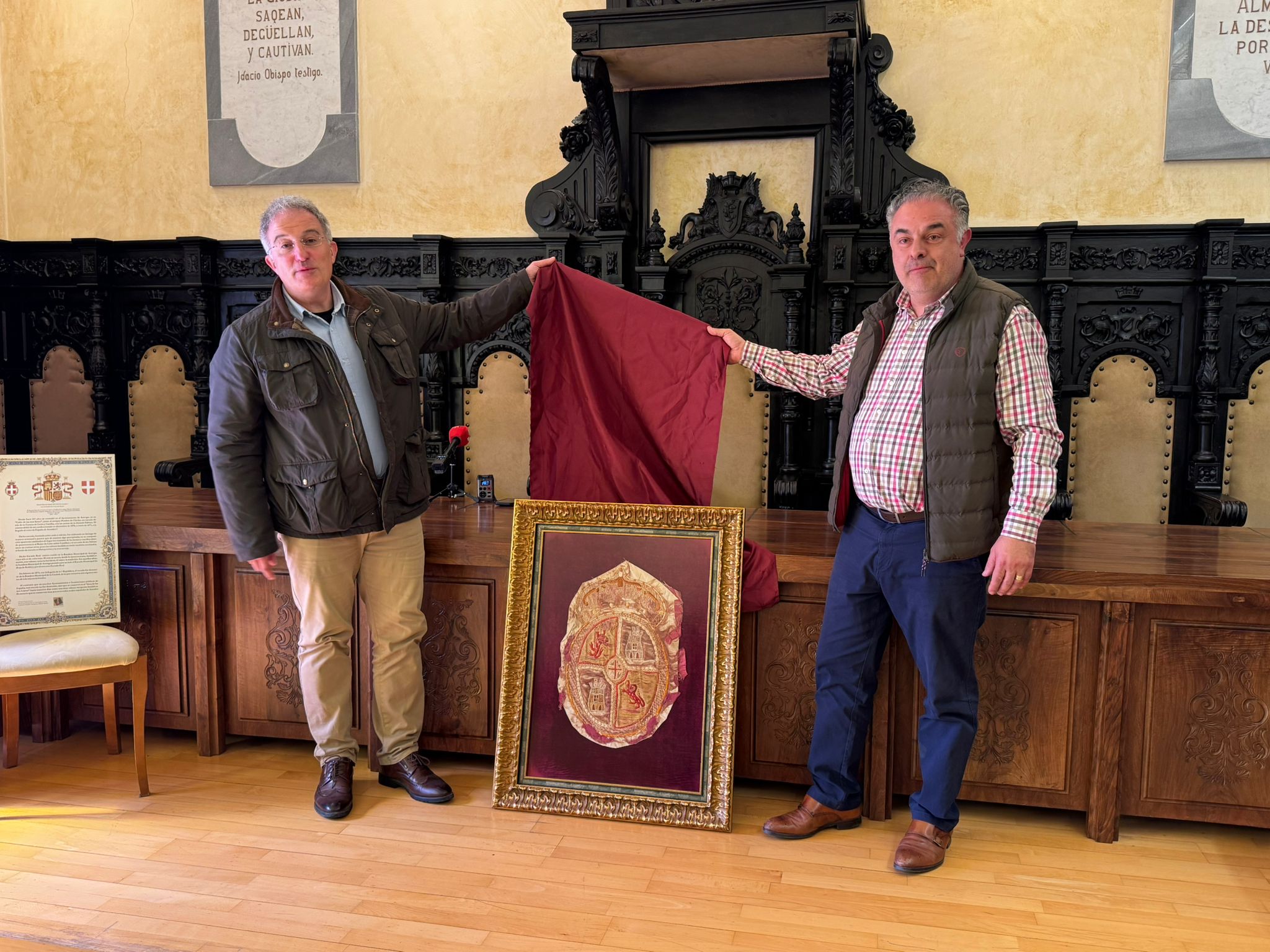 Astorga recupera un escudo real único de Amadeo I de Saboya tras siglo y medio guardado en el ayuntamiento