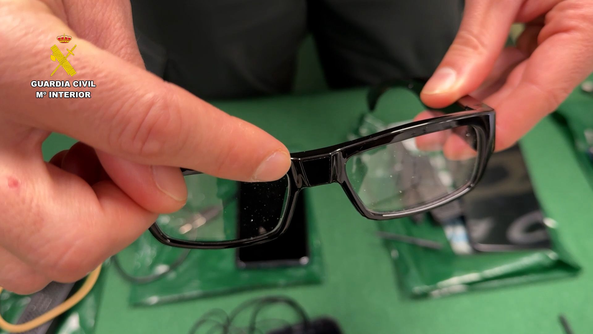 La Guardia Civil y la Jefatura de Tráfico en La Rioja detectan por primera vez el uso de “gafas inteligentes” para el fraude en exámenes de conducir