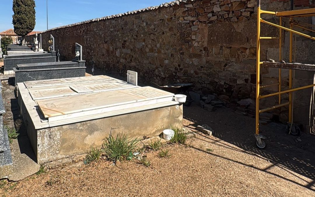 El ayuntamiento mejora el cementerio de Astorga con trabajos de limpieza y reparación tras el invierno
