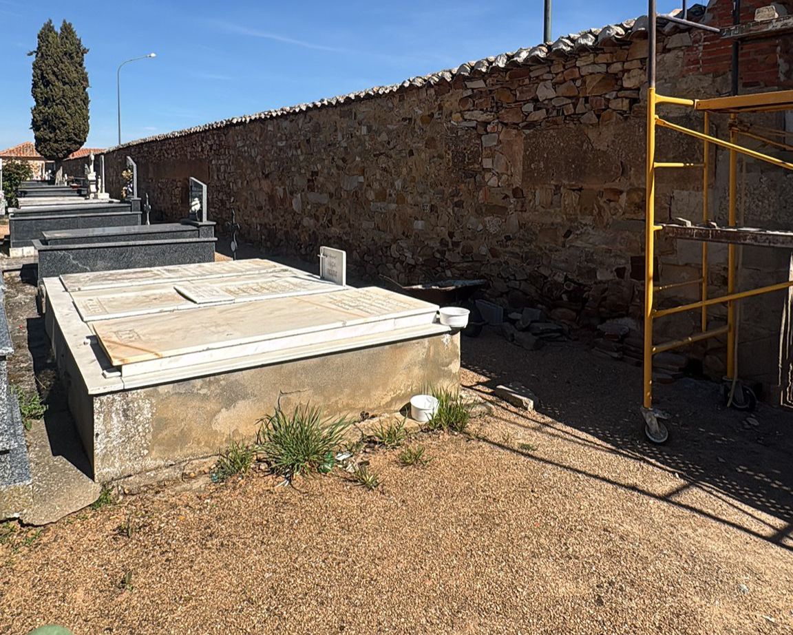 El ayuntamiento mejora el cementerio de Astorga con trabajos de limpieza y reparación tras el invierno