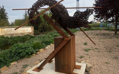 El Camino entra en Astorga en forma de arte: esculturas y pintura transforman el acceso de los peregrinos