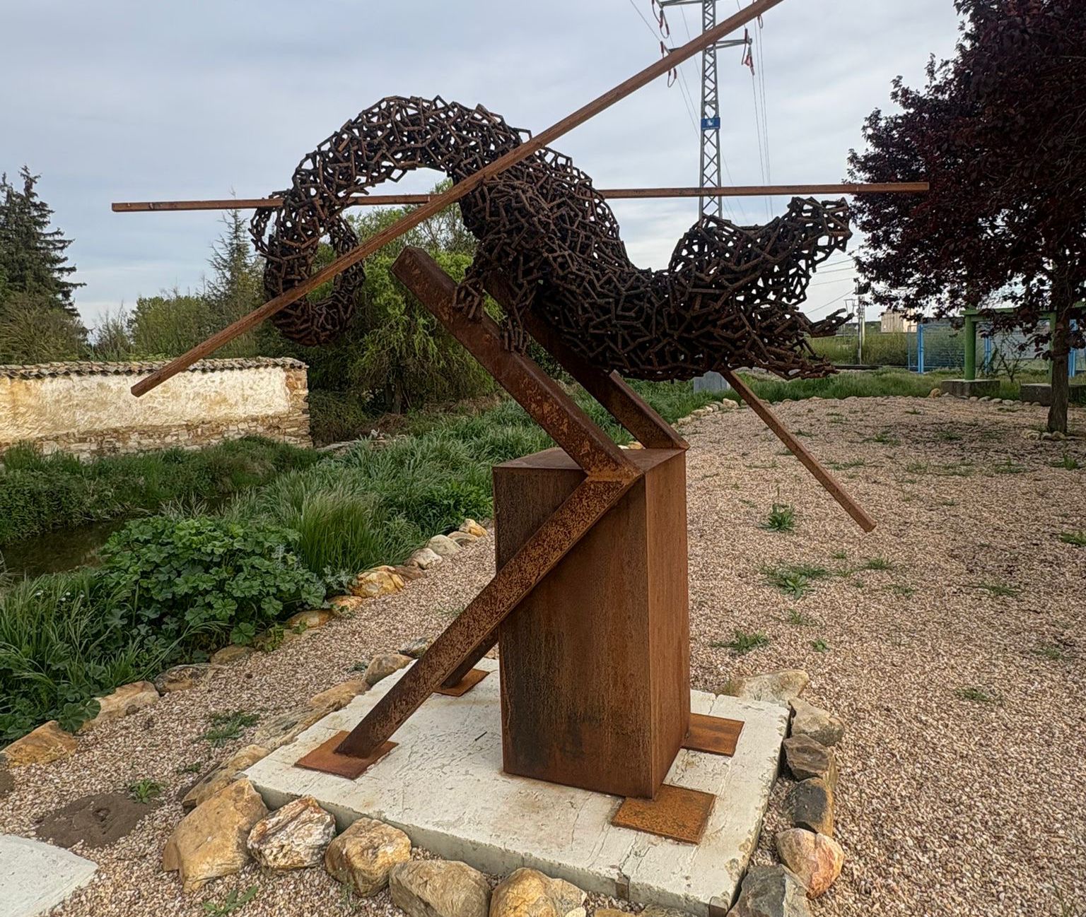 El Camino entra en Astorga en forma de arte: esculturas y pintura transforman el acceso de los peregrinos