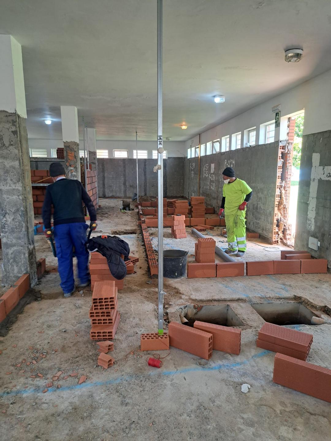 La empresa IMPALAG SL realiza la reforma de los vestuarios masculinos de la piscina de verano de La Bañeza con una inversión de 265.469 euros