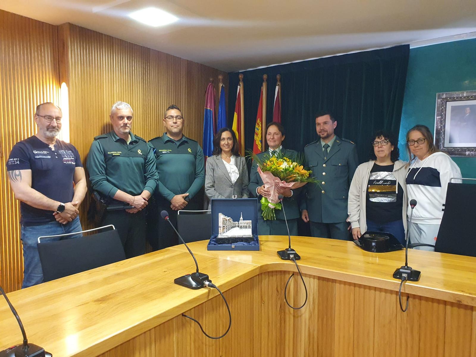 Santa María del Páramo rinde homenaje a la guardia civil “Trini” tras más de 36 años de servicio