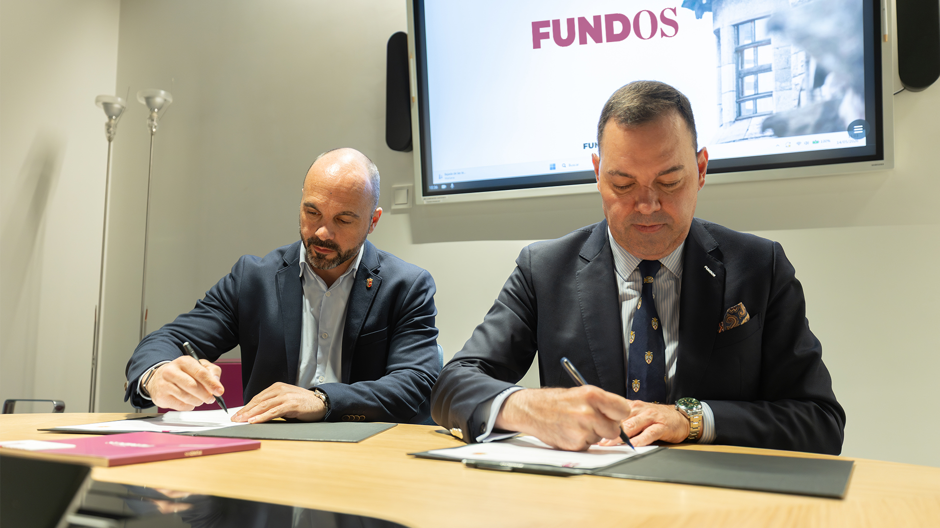 El Ayuntamiento de Val de San Lorenzo y FUNDOS refuerzan su colaboración cultural con la donación de paneles expositivos al CIT La Comunal