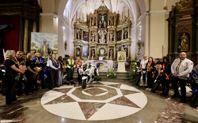 Flores a la Virgen de la Creta para que proteja a los moteros