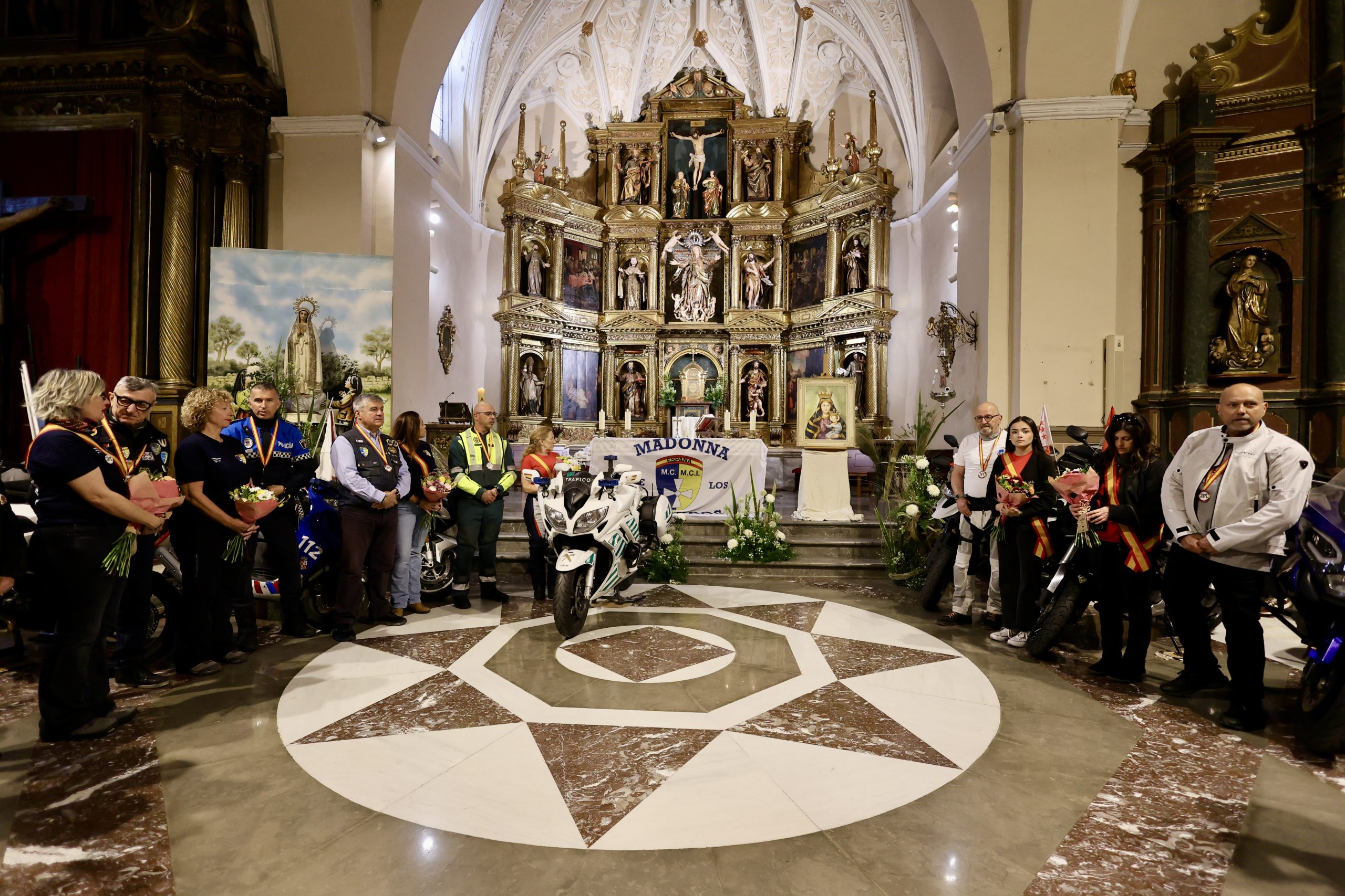 Flores a la Virgen de la Creta para que proteja a los moteros