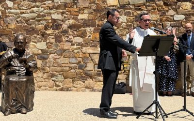 El obispo que abrió Astorga a Gaudí vuelve convertido en escultura