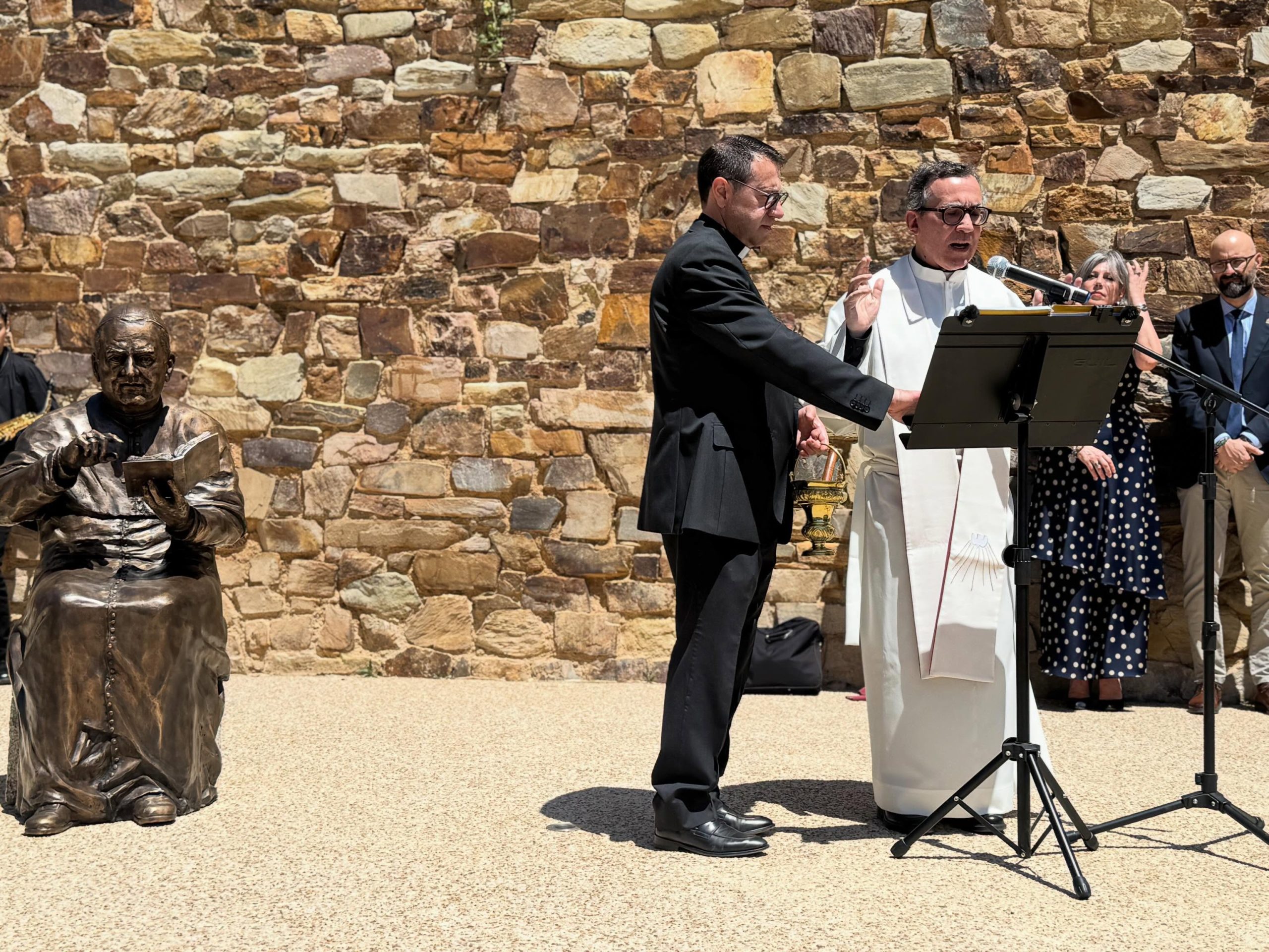 El obispo que abrió Astorga a Gaudí vuelve convertido en escultura